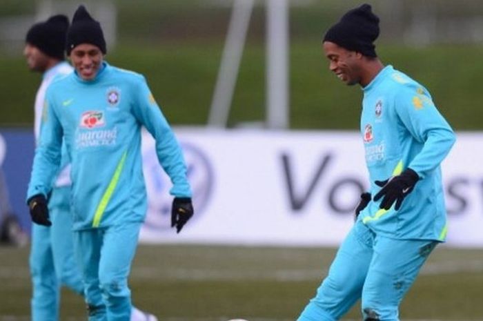 Neymar (kiri) menyaksikan Ronaldinho beraksi dalam sesi latihan tim nasional Brasil di The Hive, London, Inggris, 5 Februari 2013.