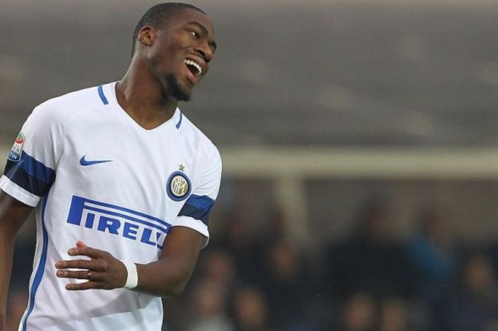 Reaksi gelandang Inter Milan, Geoffrey Kondogbia, saat tampil dalam laga Serie A di kandang Atalanta, Stadion Atleti Azzurri d'Italia, Bergamo, 23 Oktober 2016.