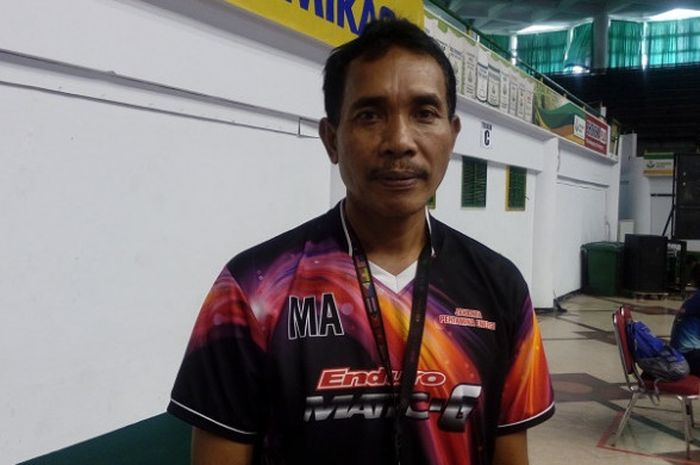 Pelatih Jakarta Pertamina Energi, Muhammad Anshori setelah memberikan materi latihan pemainnya di GOR Tridarma Gresik, Kamis (1/2/2018).