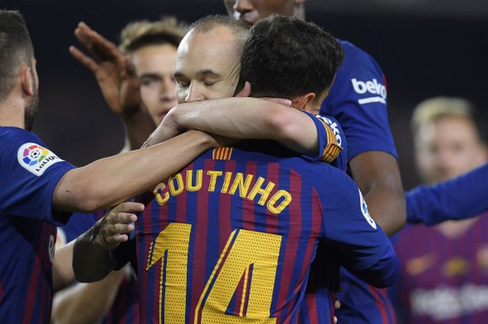 Barcelona's Brazilian midfielder Philippe Coutinho (C) celebrates with teammates after scoring a goal during the Spanish league football match between FC Barcelona and Real Sociedad at the Camp Nou stadium in Barcelona on May 20, 2018. LLUIS GENE / AFP