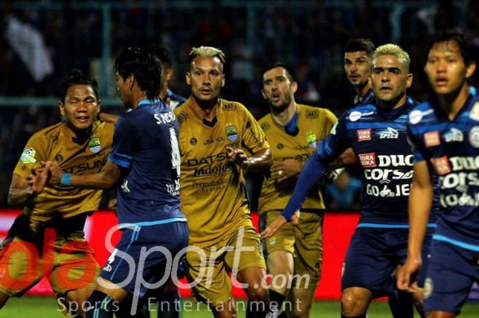 Aksi para pemain Arema FC dan Persib Bandung pada duel kedua tim di Stadion Kanjuruhan, Kota Malang, pada Sabtu (12/8/2017).