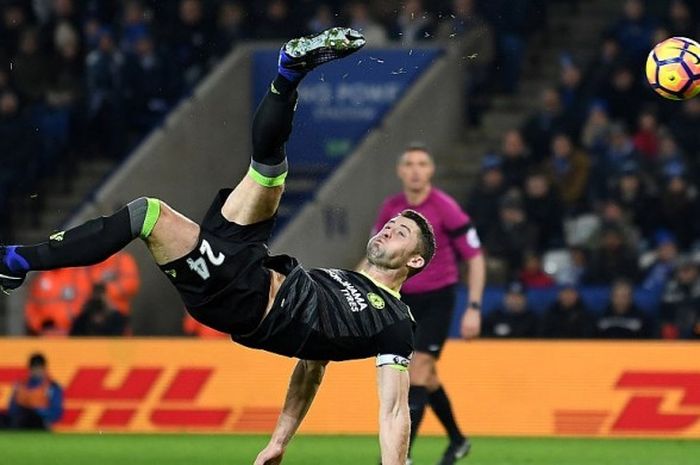 Bek tengah Chelsea, Gary Cahill, melakukan tendangan salto dalam laga Premier League kontra Leicester City di Stadion King Power, Leicester, Inggris, 14 Januari 2017.