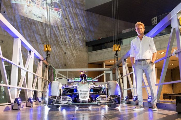 Mantan pebalap Formula 1 asal Jerman, Nico Rosberg, berpose dalam acara peluncuran Mercedes F1 W07 hybrid di museum Mercedes-Benz, Stuttgart, Jerman, 21 Agustus 2017. 