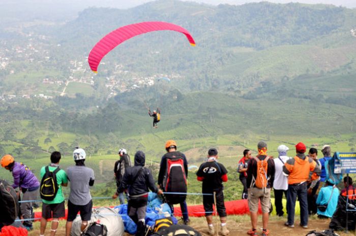 Suasana lepas landas peserta Seri III Kejuaraan Ketepatan Mendarat Paralayang TROI (Trip of Indonesia) IV 2017, di Desa Segoro Gunung, Solo, Jawa Tengah, 4-6 Agustus 2017. 