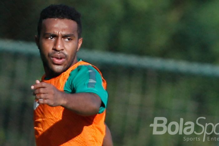  Terens Puhiri dalam latihan bersama Timnas U-22 Indonesia. 