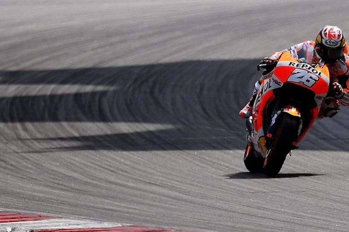 Pebalap tim Repsol Honda, Dani Pedrosa, memacu motornya pada hari kedua tes pramusim MotoGP 2018 di Sirkuit Internasional Sepang, Malaysia, 29 Januari 2018.