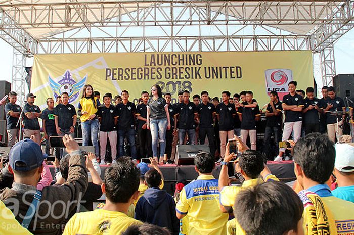 Suasana peluncuran tim Persegres Gresik United di halaman Stadion Gelora Joko Samudro Gresik, Kamis (19/4/2018).