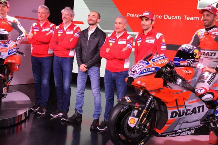 Andrea Dovizioso dan Jorge Lorenzo bersama petinggi Ducati Corse saat acara peluncuran tim untuk MotoGP 2018 di markas Ducati, Bologna, Italia, Senin (15/1/2018).