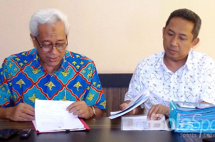 Ketua komite pemilihan Assiasi PSSI Jawa Barat, Yuyun Wirasaputra (kiri) dan wakilnya Yana Mulyana Soepardjo memberikan keterangan kepada wartawan di Gedung PSSI Jabar, Selasa (26/9/2017). 