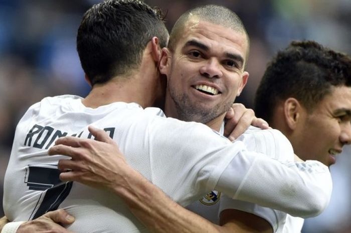 Bek Real Madrid, Pepe, memeluk Cristiano Ronaldo pada laga La Liga antara Real Madrid dan Celta Vigo