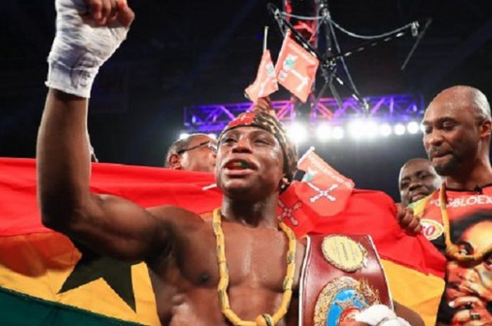 Isaac Dogboe (Ghana) berpose saat masuk ring sebelum pertandingan kontra Jessie Magdaleno (Amerika Serikat) demi gelar juara kelas bantam-super WBO pada Sabtu (28/4/2018)