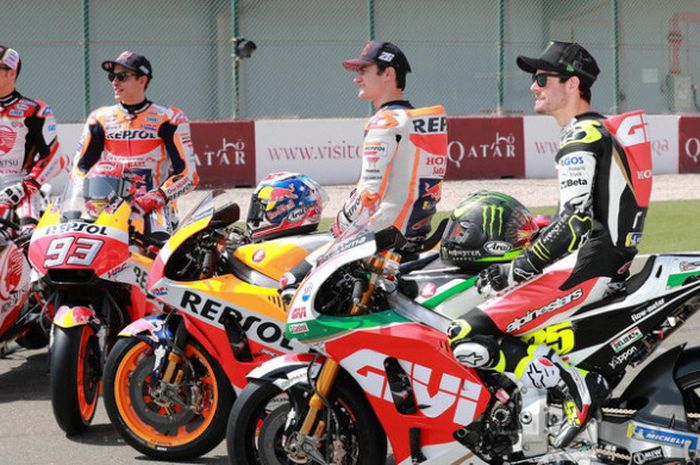 Para pebalap tim Repsol Honda dan LCR Honda saat sesi foto di Sirkuit Losail, Qatar.