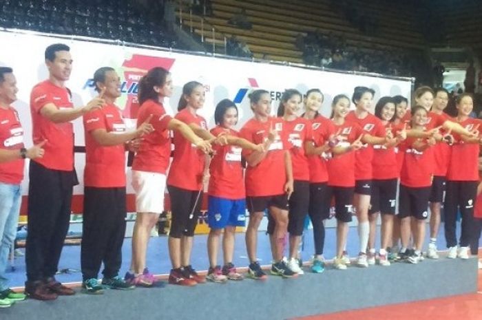 Tim putri Jakarta Elektrik PLN, berpose setelah memastikan gelar sebagai juara Proliga 2016 dengan mengatasi Jakarta Pertamina Energi 3-0 pada babak final yang berlangsung di Istora Senayan, Jakarta, Minggu (15/5/2016).