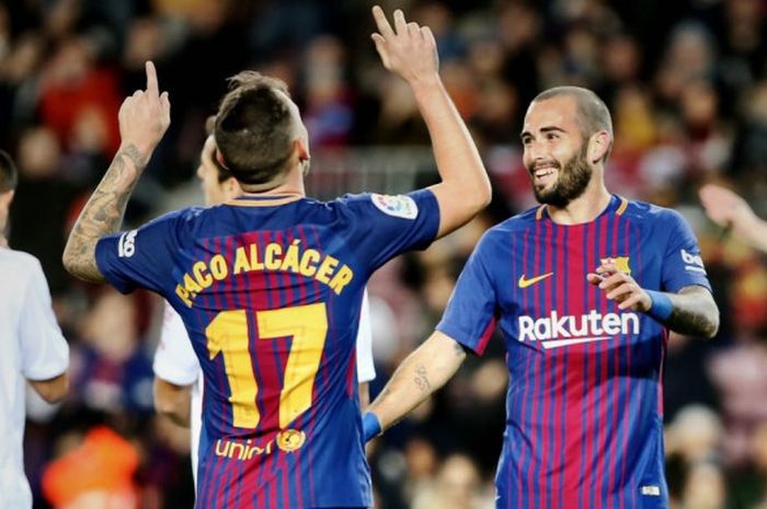 Pemain FC Barcelona, Paco Alcacer, melakukan selebrasi setelah mencetak gol ke gawang Murcia di laga leg kedua babak 32 besar Copa del Rey, Rabu (29/11/2017) waktu setempat.