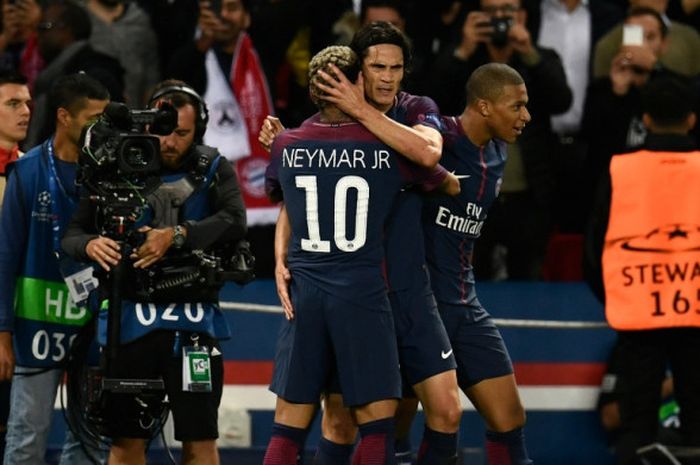 Striker Paris Saint-Germain, Neymar, memeluk Edinson Cavani, seusai mencetak gol ke gawang Bayern Muenchen dalam laga Grup B Liga Champions di Stadion Parc des Princes, Paris, Prancis, pada 27 September 2017.