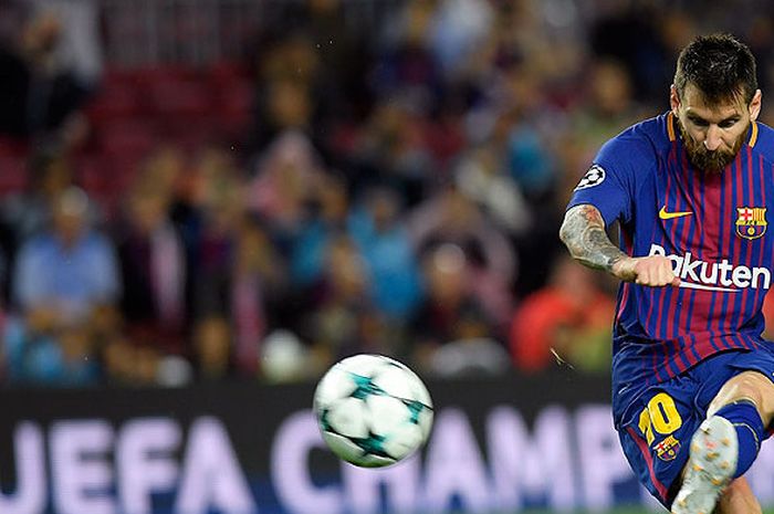 Striker Barcelona, Lionel Messi, menendang bola ke gawang Olympiacos dalam laga lanjutan Grup D Liga Champions 2017-2017 di Stadion Camp Nou, pada 18 Oktober 2017.