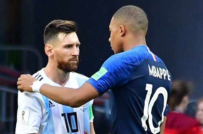 Penyerang Prancis, Kylian Mbappe, bersalaman dengan Lionel Messi (Argentina) setelah pertandingan kedua tim di babak 16 besar Piala Dunia 2018, 30 Juni  2018 di Kazan Arena.