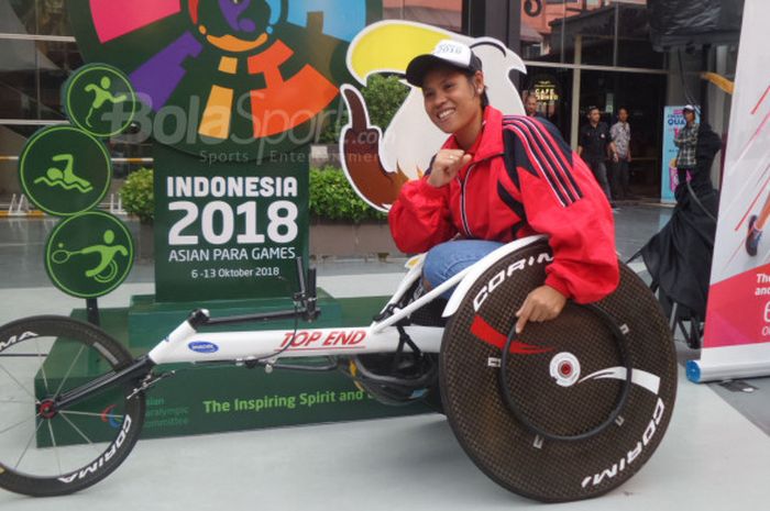 Atlet balap kursi roda dari National Paralympic Committee DKI Jakarta, Maria Goreti Samiyati, berpose dalam acara sosialisasi Asian Para Games 2018 di Cilandak Town Square, Jakarta, pada 22 Desember 2017.