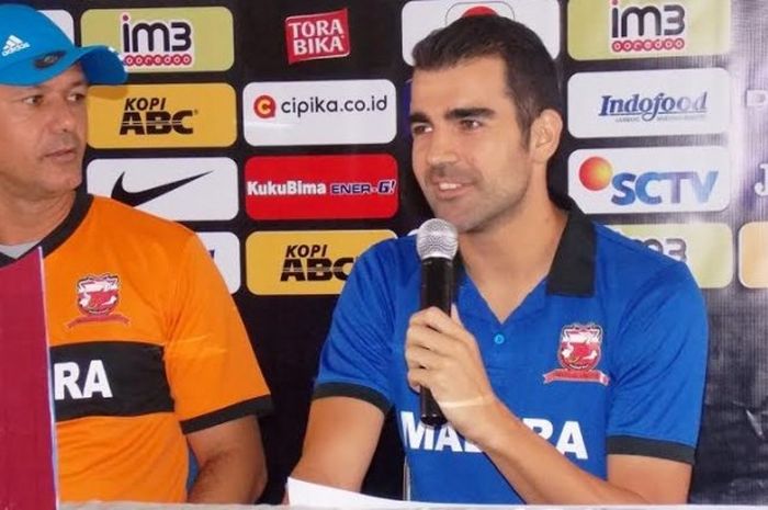 Penyerang Pablo Rodriguez dan pelatih Madura United, Gomes de Oliveira (kiri) saat jumpa pers jelang laga di Graha Persib, Jumat (27/5/2016).