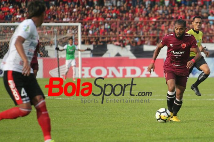 Aksi penyerang PSM Makassar, Zulham Zamrun, diawasi pemain bertahan Bali United, Syaiful Indra Cahya (kiri) pada laga pekan ke-32 Liga 1 2018 di Stadion Andi Mattalatta, Kota Makassar, 25 November 2018.  PSM bersama Persija dan Bhayangkara FC masih memiliki peluang menjadi juara Liga 1 2018.