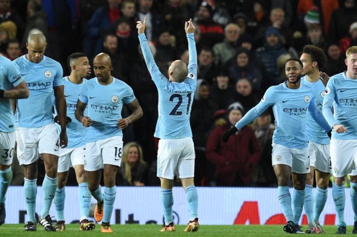  Gelandang Manchester City, David Silva (tengah), merayakan gol yang dia cetak ke gawang Manchester United dalam laga Liga Inggris di Stadion Old Trafford, Manchester, pada 10 Desember 2017. 