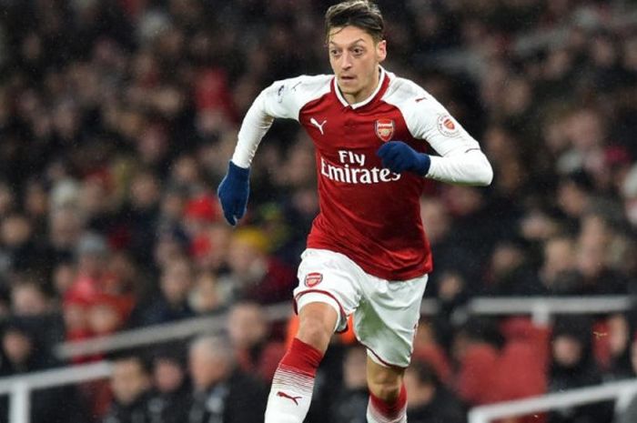 Aksi Mesut Oezil dalam partai Liga Inggris Arsenal lawan Newcastle United di Stadion Emirates, London, 1 Februari 2018.