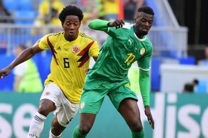 Penyerang Senegal, Mbaye Niang, berduel dengan gelandang Kolombia, Carlos Sanchez, dalam laga terakhir Grup H Piala Dunia 2018, 28 Juni 2018 di Samara Arena.