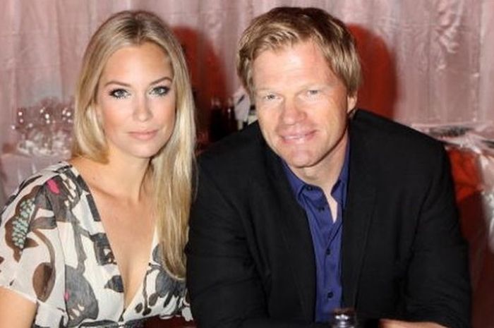 Kiper legendaris Jerman, Oliver Kahn, berpose bersama pasangannya dalam jamuan makan malam acara turnamen Kaisercup Golf di Bad Griesbach, Jerman, 24 Juli 2010.