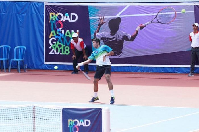Petenis Jawa Timur, Ari Fahresi saat mengikuti  Kejurnas Tenis Road to Asian Games 2018, di  Jakabaring Sportcity, Palembang.