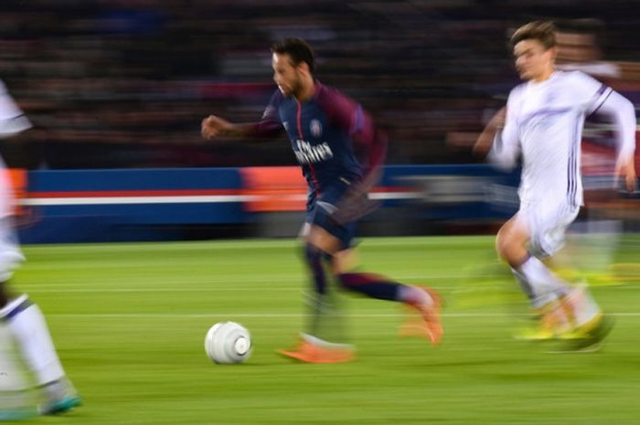 Striker Paris Saint-Germain, Neymar (tengah), beraksi dalam laga Grup B Liga Champions kontra Anderlecht di Stadion Parc des Princes, Paris, Prancis, pada 31 Oktober 2017.