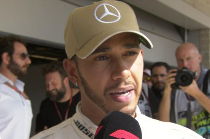 Lewis Hamilton (Mercedes) saat diwawancarai