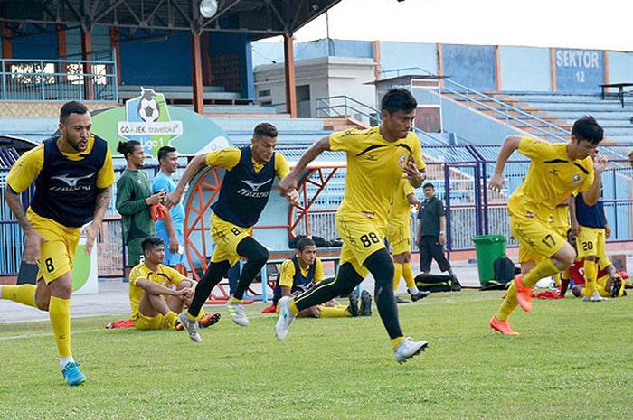 Pemain Semen Padang berlatih di Stadion Surajaya, Sabtu (14/10/2017), menjelang melawan Persela Lamongan pada laga lanjutan Liga 1.