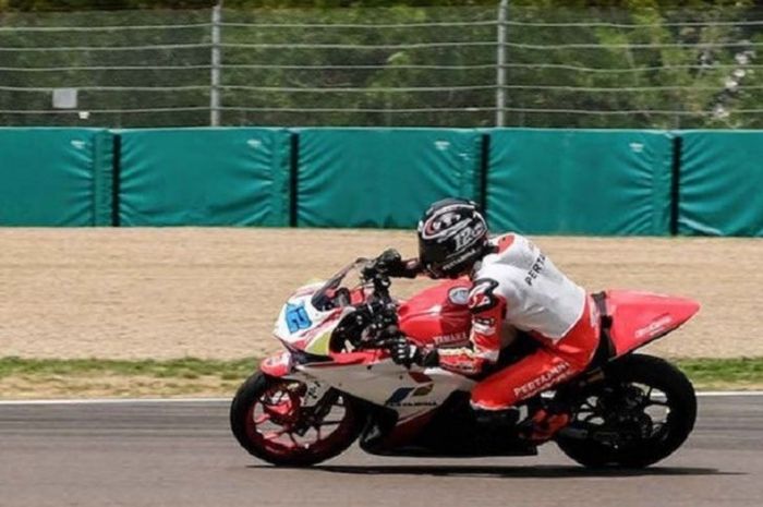 Pebalap Indonesia, Ali Adrian Rusmiputro, memacu motornya di Sirkuit Imola, Italia, pada seri kedua World Supersport 300 yang berlangsung 12-14 Mei 2017.