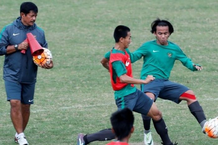 Pelatih Indra Sjafri (kiri) mengawasi jalannya permainan dalam sesi latihan timnas Indonesia U-18 di Lapangan Atang Sutresna, Cijantung, Jakarta, 7 April 2017.