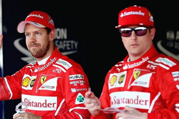Dua pebalap tim Ferrari, Sebastian Vettel (kiri) dan Kimi Raikkonen, menyapa fan seusai menjalani sesi kualifikasi GP Formula 1 Rusia di Sirkuit Sochi Autodrom, Rusia, (29/4/2017).
