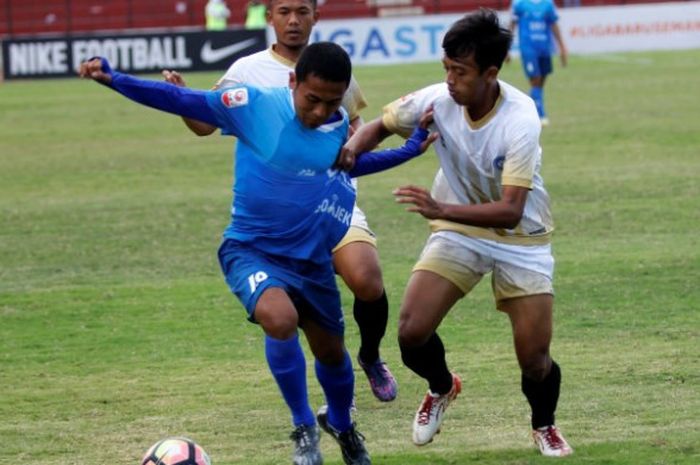 Pemain PSIM Yogyakarta, Dicky Prayoga (kiri) ditarik kausnya oleh pilar Madiun Putra pada laga Grup 5 Liga 2 musim 2017 di Stadion Sultan Agung, Kabupaten Bantul, 9 Agustus 2017. 
