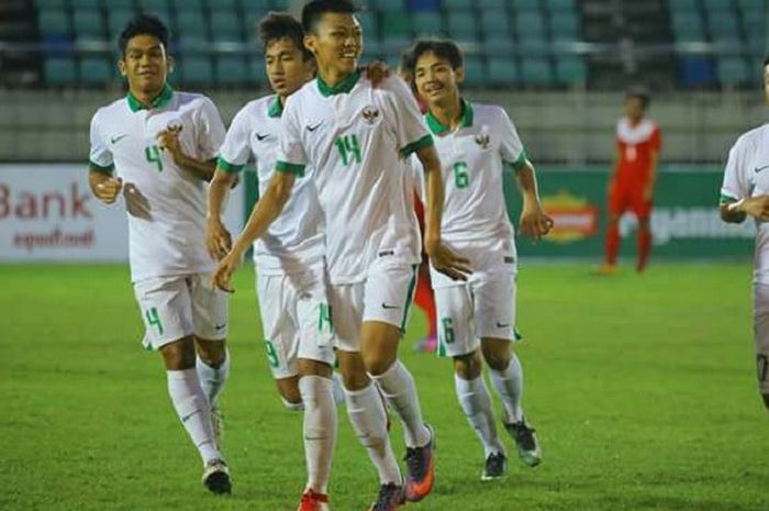 Feby Eka Putra (depan) selebrasi dengan rekan-rekannya usai mencetak gol ke gawang Filipina dalam duel kedua Grup B Piala AFF U-18 2017, Kamis (7/9/2017) malam WIB. Filipina kalah telak 0-9 dari Timnas U-19 Indonesia.