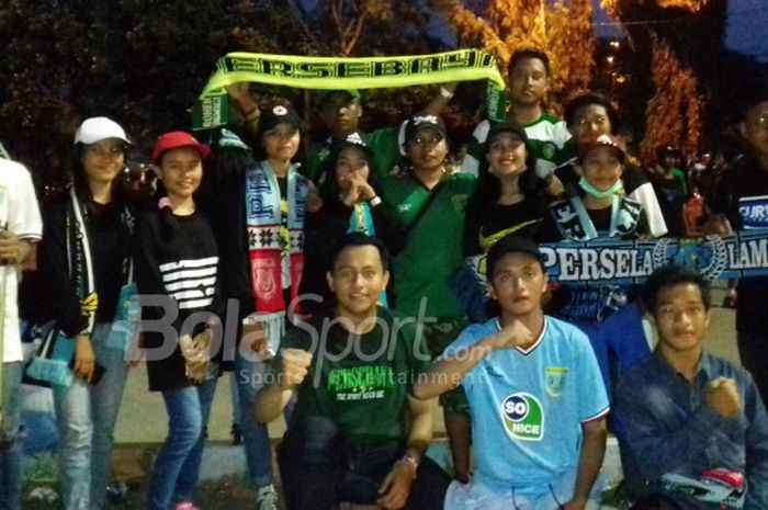 Kelompok suporter Persela, La Mania, dan kelompok pendukung Persebaya, Bonek, di Stadion Surajaya, Lamongan, Jumat (30/3/2018)