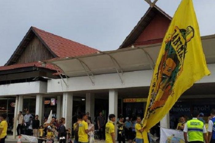 Suporter Barito Putera, Bartman, menyambut kedatangan timnya di Bandara Syamsuddin Noor, Banjarbaru, Kalimantan Selatan, Selasa (27/11/2018).