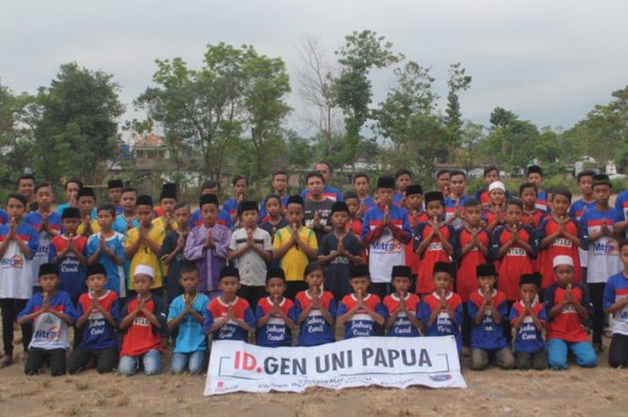 Buka puasa bersama Uni Papua FC dan Yayasan Generasi Indonesia Internasional/IDGEN di Probolingo, Jawa Timur.