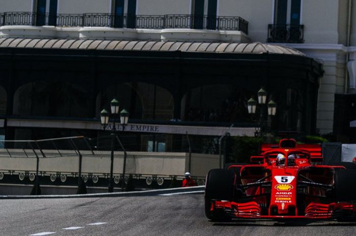 Pebalap tim Ferrari, Sebastian Vettel, saat sesi kualifikasi GP Monaco di Circuit de Monaco, Monte Carlo, Sabtu (26/5/2018).
