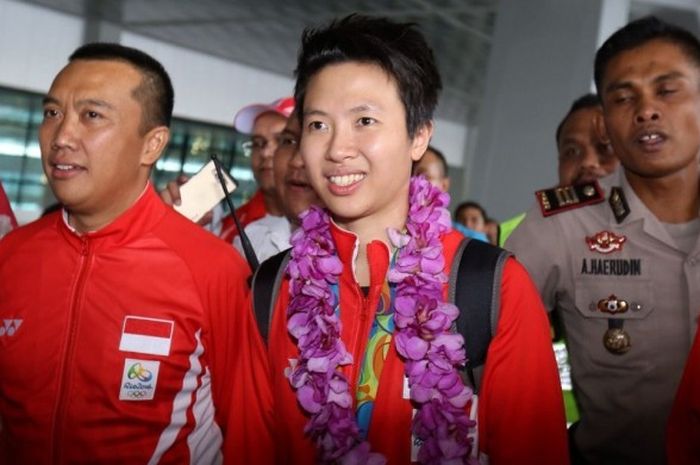 Pebulu tangkis ganda campuran Indonesia, Liliyana Natsir (kanan) didampingi Menpora Imam Nahrawi, sesaat setelah tiba di Bandara Soekarno-Hatta, Jakarta, Selasa 23/8/2016. 