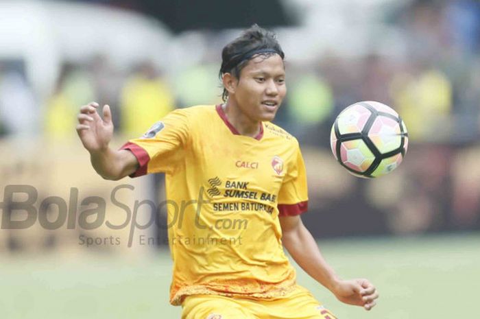 Gelandang Sriwijaya FC, Adam Alis dalam pertandingan perdana Grup A Piala Presiden 2018 di Stadion Gelora Bandung Lautan Api, Bandung, Selasa (16/1/2018). 