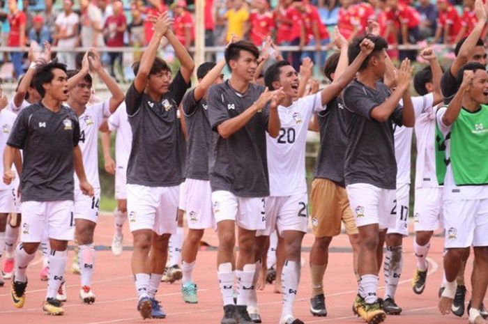 Para pemain timnas U-19 Thailand memberikan penghormatan ke pendukungnya setelah mengalahkan timnas U-19 Indonesia pada semifinal Piala AFF U-18 2017 di Stadion Thuwunna, Yangon, Myanmar, Jumat (15/9/2017). 