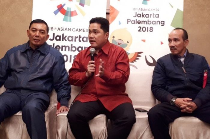 Para petingggi INASGOC dari kiri: Wakil Ketua Letnan Jenderal TNI (Purn) Sjafrie Sjamsoeddin, Ketua Erick Thohir, dan Sekretaris Jenderal Eris Herryanto dalam acara buka puasa bersama pimpinan media massa di Tanah Air, di Hotel Mulia, Jakarta, Senin (5/6/2017).