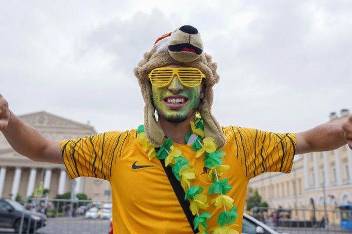 Suporter Timnas Australia berpose dengan pernak-perniknya di kawasan Red Square, Moskow, menjelang kick-off Piala Dunia 2018, Selasa (12/6/2018)