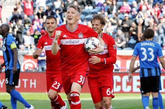 Gelandang Chicago Fire, Bastian Schweinsteiger (tengah), merayakan gol yang dia cetak ke gawang Montreal Impact dalam pertandingan MLS di Stadion Toyota Park, Bridgeview, Illinois, Amerika Serikat, pada 1 April 2017.
