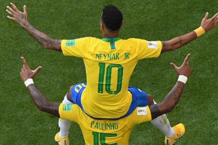      Penyerang timnas Brasil, Neymar Junior (atas), saat merayakan gol bersama Paulinho seusai sukses membobol gawang Meksiko dalam laga babak 16 besar Piala Dunia 2018 di Stadion Samara Arena, Samara, Rusia, pada Selasa (2/7/2018).     