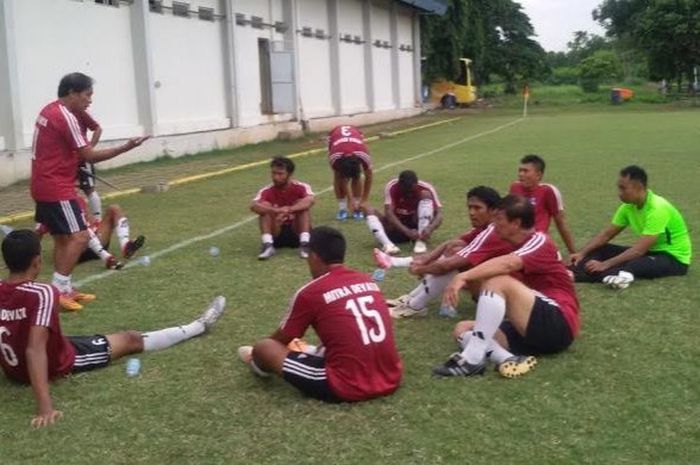 Pelatih Made Sony Kawiarda memberikan instruksi pemain Mitra Devata ketika jeda saat mereka bersua PSIS Old Star di lapangan Terang Bangsa, Semarang, Sabtu (29/10/2016).