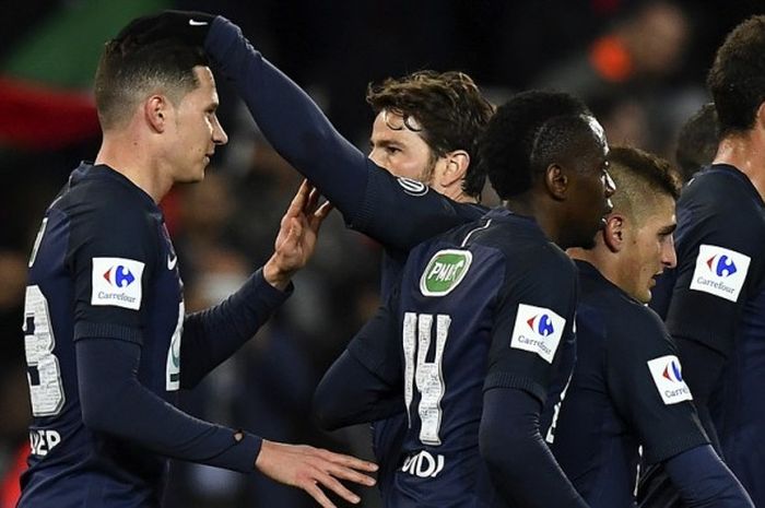 Gelandang Paris Saint-Germain, Julian Draxler (kiri), mendapat ucapan selamat dari rekan-rekannya seusai mencetak gol pembuka kemenangan tim atas AS Monaco di semifinal Coupe de France di Stadion Parc des Princes, Paris, Prancis, pada Rabu (26/4/2017).